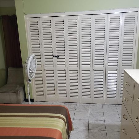 Finest Accommodation Renfrew Place 4-12 Renfrew Rd 2 Bedroom 2 Bat Apt # 15 New Kinston Jamaica Kingston Exterior foto